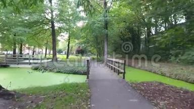 荷兰Zwijndrecht市公园绿色小湖的彩色鸟瞰图